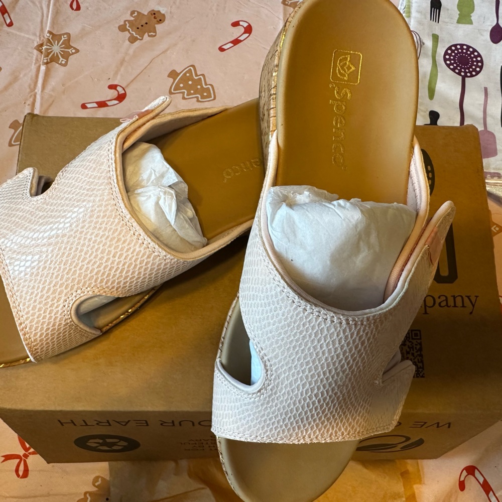 Brand New Spenco 9.5 wide orthopedic short wedge sandals in Camille Pale Slush
